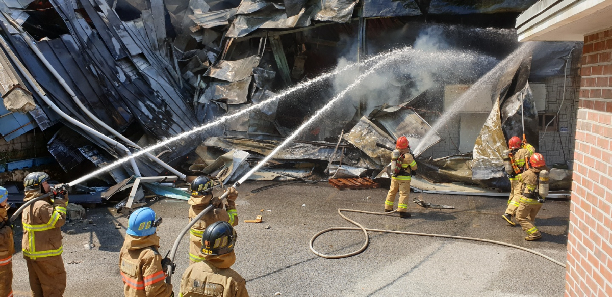 ▲17일 경기도 의정부시 용현산업단지 내 양말공장에서 불이 나 소방대원들이 화재 진압을 하고 있다.  (연합뉴스)