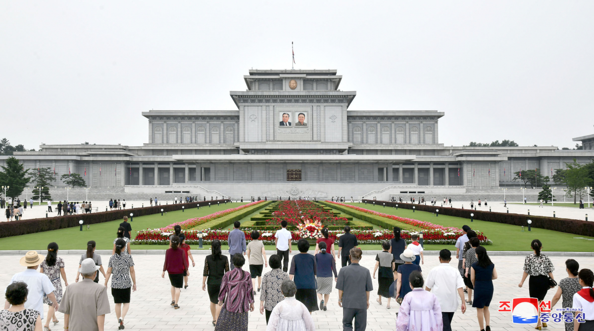 ▲북한 김일성 주석 사망 27주기인 지난 8일 주민들, 인민군 장병, 학생들이 금수산태양궁전을 찾아 참배했다고 조선중앙통신이 9일 보도했다.  (연합뉴스)