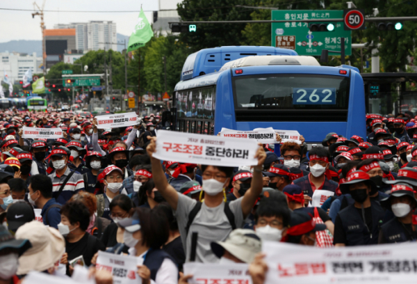 ▲지난해 7월 3일 오후 종로3가에서 민주노총 조합원들이 노동법 전면 개정 등을 요구하며 도로를 점거한 채 전국노동자대회를 열고 있다.  (연합뉴스)