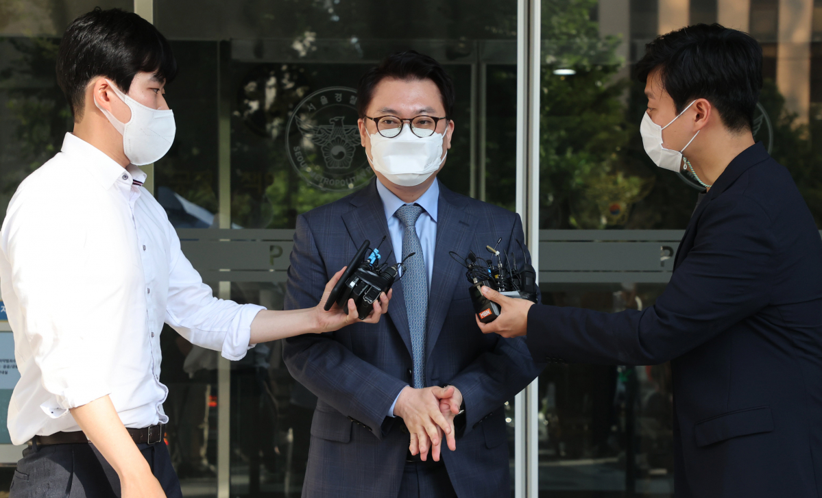 ▲가짜 수산업자 김 모 씨로부터 금품 등을 수수한 의혹을 받는 엄성섭 TV조선 앵커가 17일 청탁금지법 위반 피의자 신분으로 조사를 받고 서울 강력범죄수사대에서 나오고 있다. (연합뉴스)