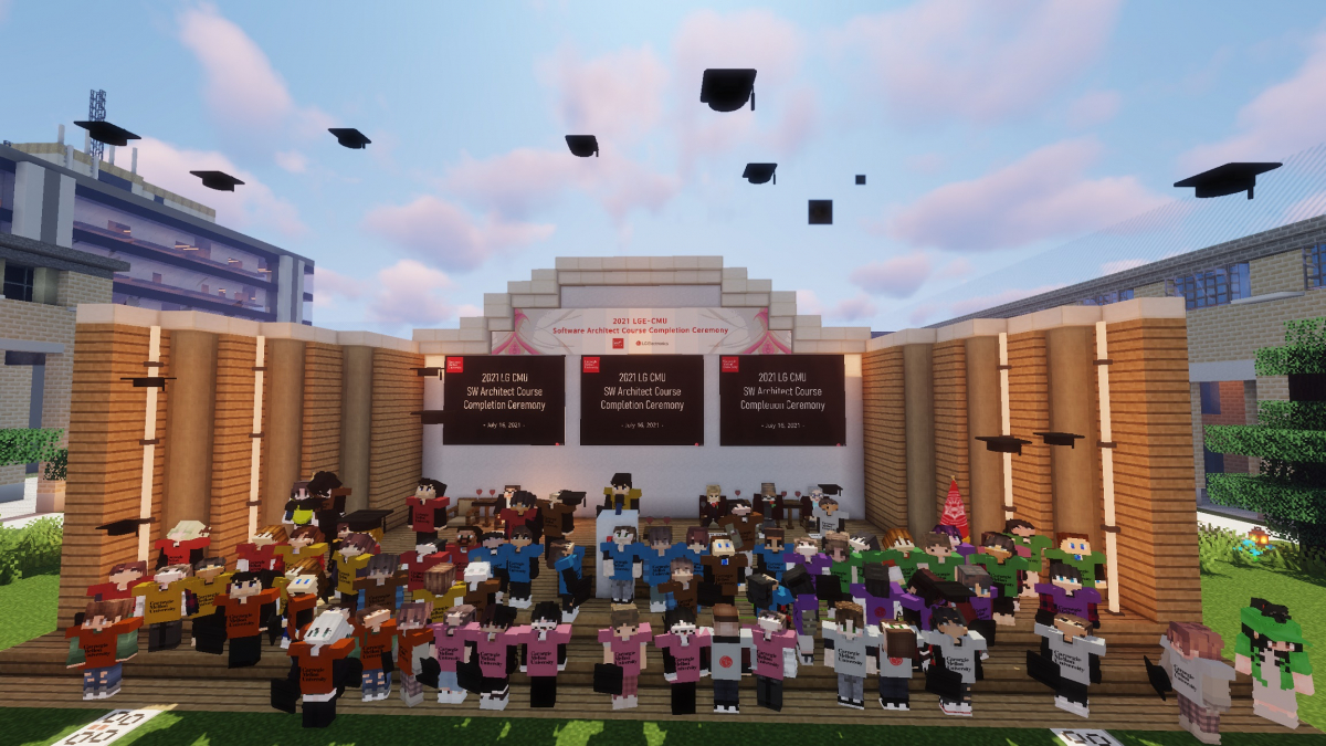 ▲LG전자가 최근 소프트웨어 전문가 교육과정을 마친 직원들을 대상으로 메타버스 수료식을 열었다. 아바타의 모습으로 수료식에 참가한 직원들은 LG전자가 가상공간에 구축한 CMU(Carnegie Mellon University) 캠퍼스 행사장에서 수료증을 받고 동료들과 수료의 기쁨을 나눴다. (사진제공=LG전자)