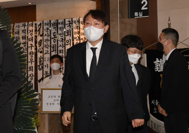 ▲윤석열 전 검찰총장이 8일 오후 서울 서대문구 연세대학교 세브란스병원 장례식장에 마련된 최재형 전 감사원장의 부친 최영섭 예비역 해군 대령 빈소를 찾아 조문을 마치고 빈소를 나서고 있다.  (국회사진기자단)