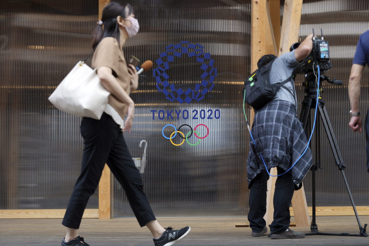 ▲6월 20일(현지시간) 도쿄올림픽 선수촌 인근 빌리지 플라자에서 취재진이 장비를 들고 움직이고 있다. 도쿄/AP뉴시스
