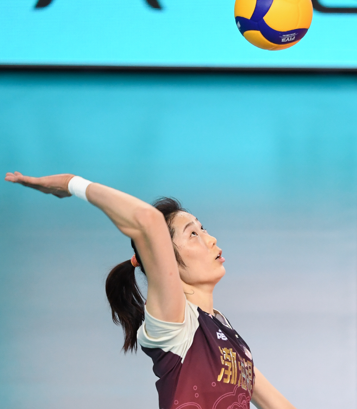 ▲중국 여자 배구 국가대표 주팅이 지난해 12월 18일 중국 슈퍼리그 결승전에서 서브를 하고 있다. 장먼/신화뉴시스