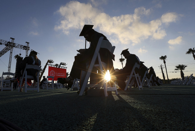 ▲미국 텍사스주 에딘버그에 있는 텍사스대학 리오그란데밸리 캠퍼스에서 졸업생들이 5월 7일(현지시간) 졸업식에서 사회적 거리를 둔 채 앉아 있다. 에딘버그/AP뉴시스