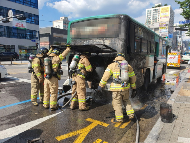 ▲18일 경기 부천에서 달리던 시내버스에 불이 나 소방대원이 진화를 하고 있다. (연합뉴스)