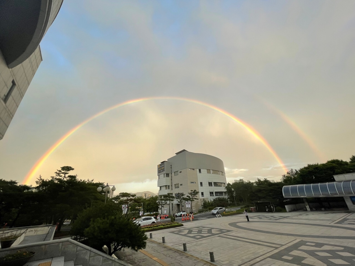 ▲소나기가 그친 경기 구리시청 너머로 쌍무지개가 떠 있다. (뉴시스)