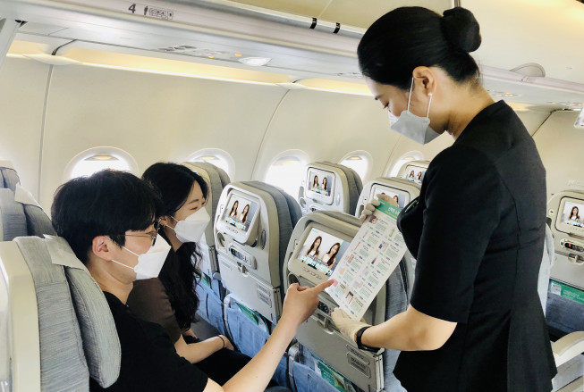 ▲에어서울 기내 면세품 홍보영상 서비스. (사진제공=에어서울)