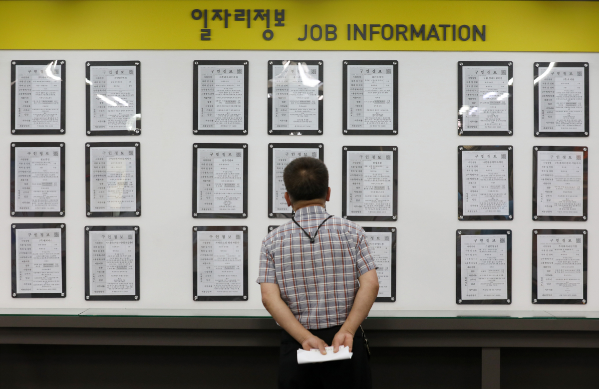 ▲14일 오후 서울 마포구 서울서부고용복지플러스센터를 찾은 시민이 일자리 정보 게시판을 바라보고 있다. (뉴시스)