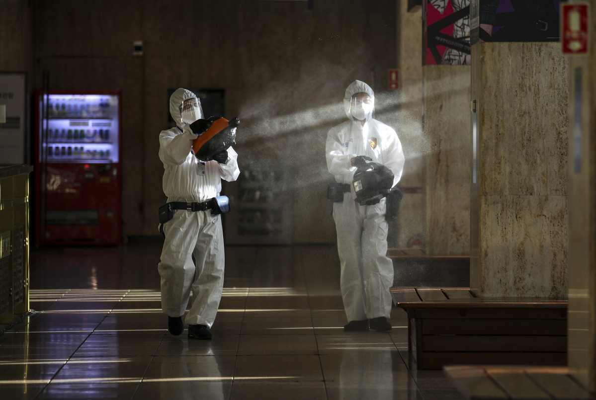 ▲19일 오전 서울 종로구 세종문화회관 대극장에서 방역 관계자들이 코로나19 확산 방지를 위한 방역 작업을 하고 있다. (뉴시스)