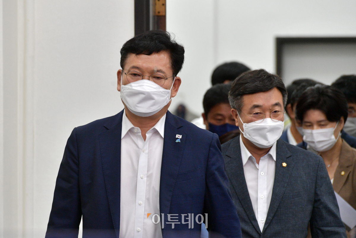 ▲송영길 더불어민주당 대표와 윤호중 원내대표가 19일 국회에서 열린 최고위원회의에 참석하고 있다. (신태현 기자 holjjak@)