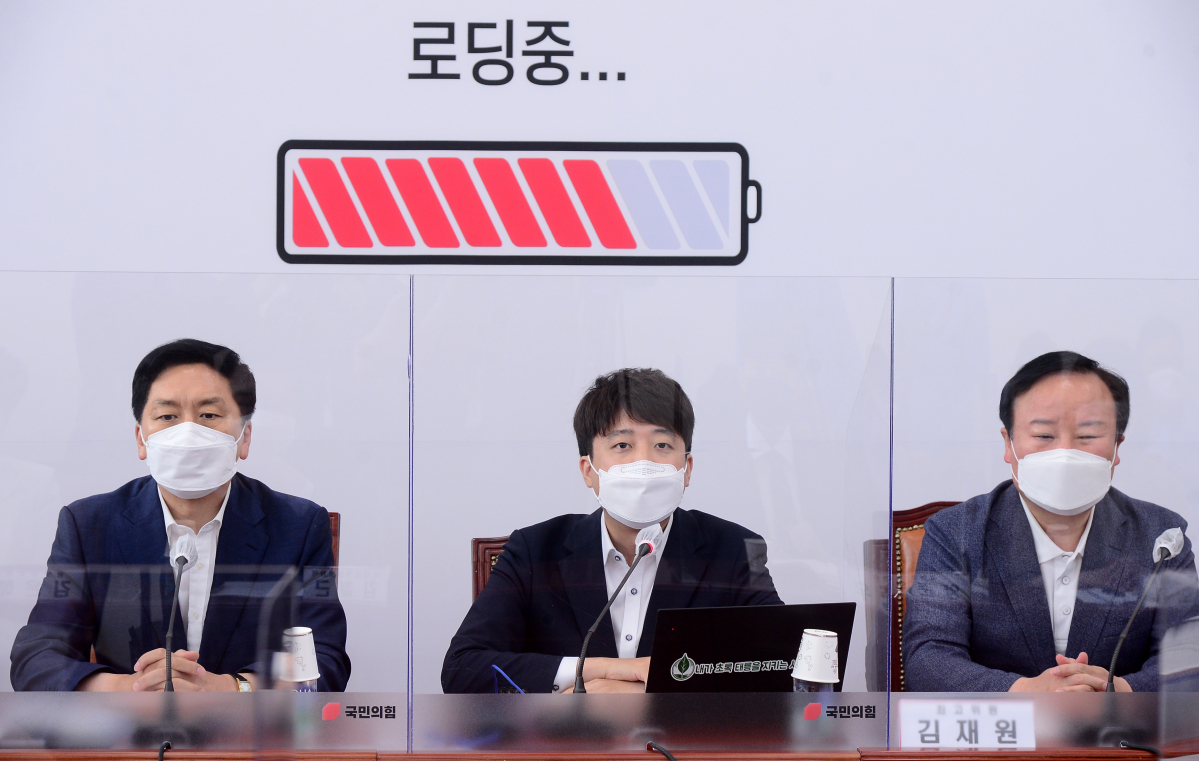 ▲이준석 국민의힘 대표가 19일 오전 서울 여의도 국회에서 열린 최고위원회의에서 발언하고 있다. 왼쪽부터 김기현 원내대표, 이 대표, 김재원 최고위원. (연합뉴스)