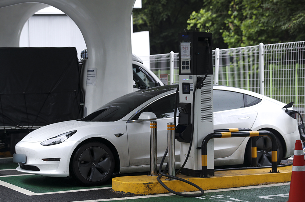 ▲서울시내 전기차 급속충전소에서 전기차가 충전하고 있는 모습.  (뉴시스)