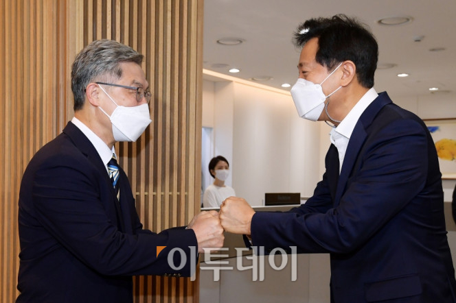 ▲국민의힘 유력 대권 주자인 최재형 전 감사원장(왼쪽)이 19일 오전 서울 중구 서울시청을 찾아 오세훈 서울시장을 예방하고 있다. 국회사진취재단 (이투데이DB)