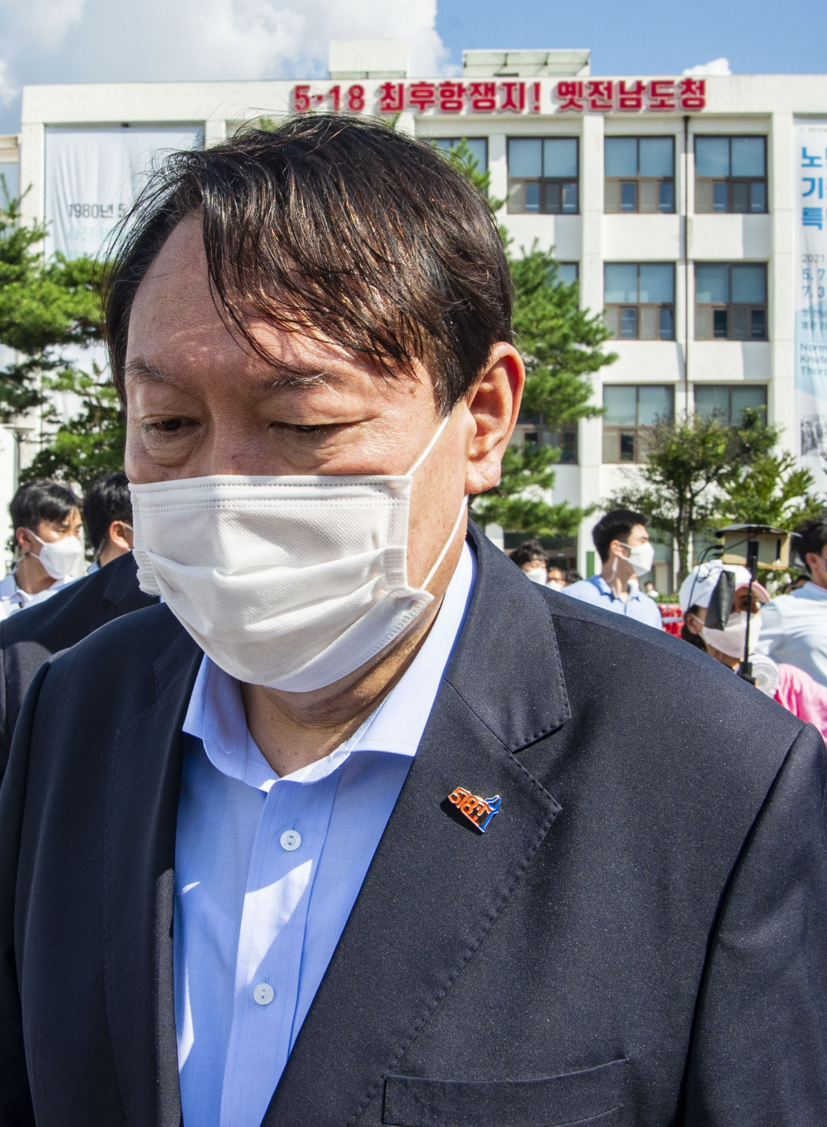 ▲윤석열 전 검찰총장이 17일 오후 광주 동구 5·18민주화운동 최후 항쟁지였던 옛 전남도청을 방문해 시설을 둘러본 뒤 돌아가고 있다. (뉴시스)