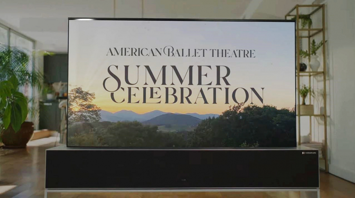 ▲미국 발레단 아메리칸발레시어터의 여름 갈라쇼 영상에 등장한 LG 시그니처 올레드 R (사진제공=LG전자)