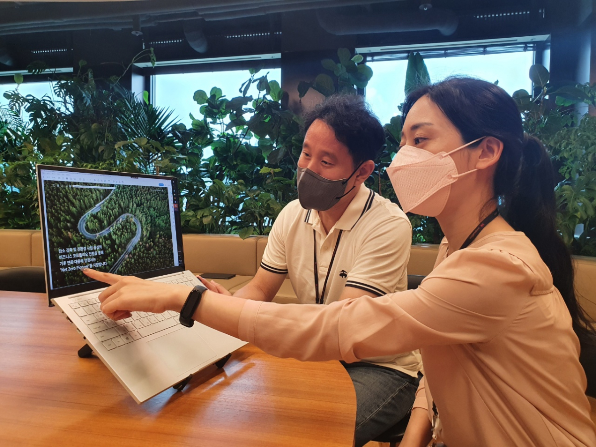 ▲SK이노베이션 구성원들이 종로구 SK서린빌딩에서 '넷제로 특별 보고서'를 살펴보고 있다. (사진제공=SK이노베이션)