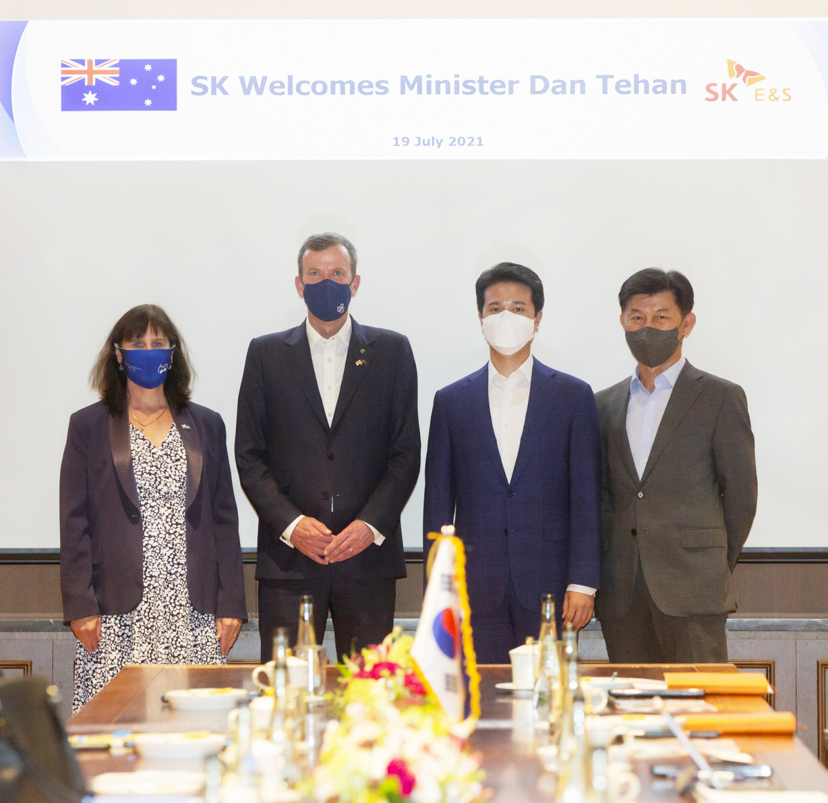 ▲추형욱(오른쪽 두 번째) SK E&S 대표이사 사장과 댄 테한(왼쪽 두 번째) 호주 통상관광투자장관이 19일 SK서린빌딩에서 기념촬영을 하고 있다. (사진제공=SK E&S)