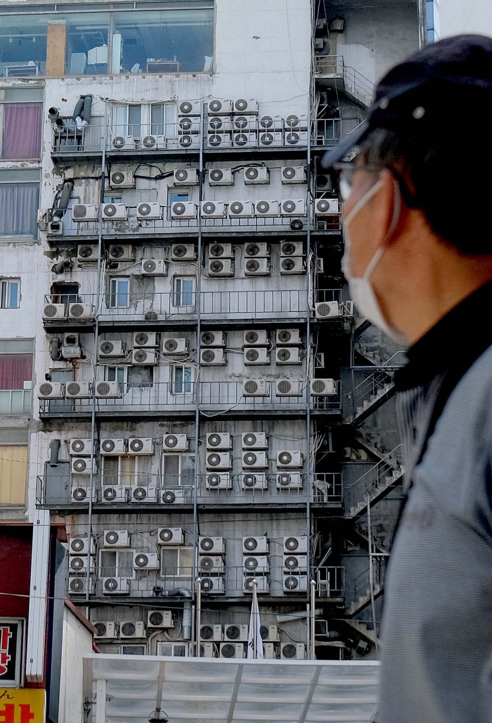 ▲서울 중구 한 건물 외벽에 설치된 에어컨 실외기가 뜨거운 바람을 뿜어내고 있다.  (이투데이DB)