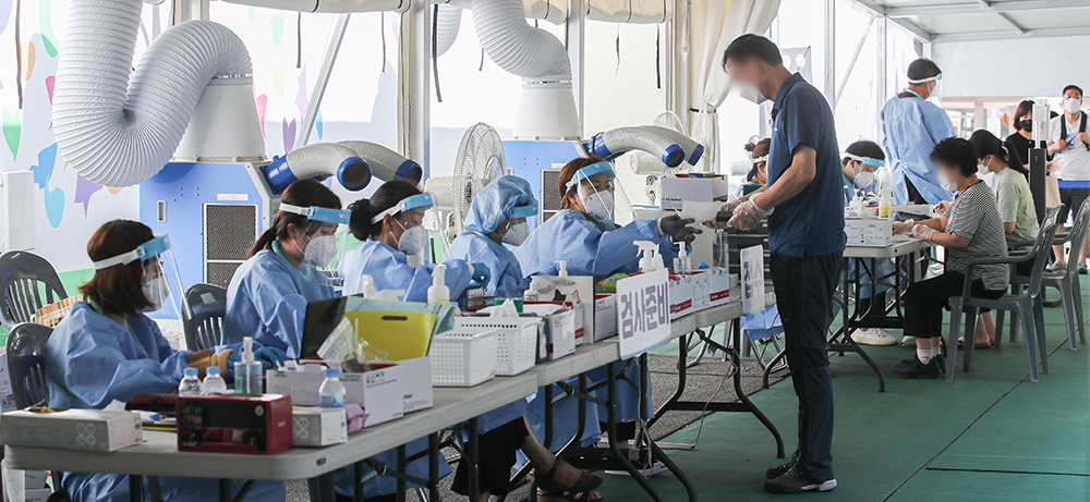 ▲20일 오전 서울 동대문구 청량리역 광장에 마련된 임시선별검사소에서 시민들이 검사를 받기 위해 대기하고 있다. (뉴시스)