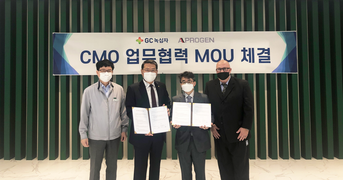▲GC녹십자가 20일 충북 청주시 오창공장에서 에이프로젠과 CMO 업무협력 MOU를 체결했다. 김성화(왼쪽부터) GC녹십자 오창공장장, 임승호 GC녹십자 생산부문장, 경영철 에이프로젠 오송공장장, 폴 안드레아(Paul Andrea) 에이프로젠 공장운영책임전무가 계약서를 들어보이고 있다. (사진제공=GC녹십자)