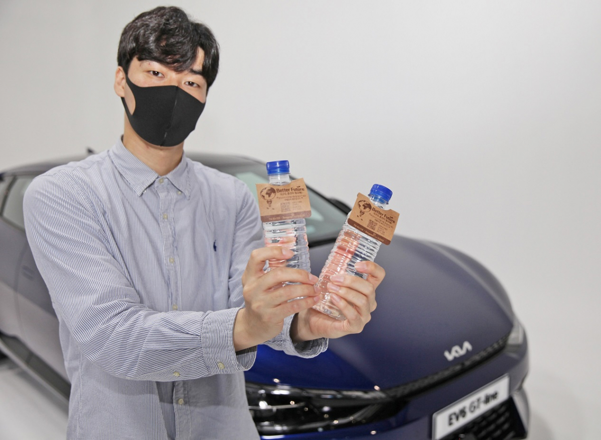 ▲‘동원샘물 라벨프리’와 전기차 ‘EV6’ (동원F&B)