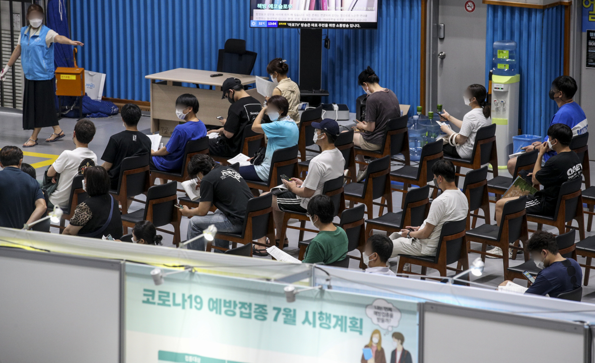 ▲20일 오후 서울 마포구 마포구체육센터에 설치된 예방접종센터를 찾은 시민들이 백신 접종을 받기 위해 대기하고 있다. (뉴시스)