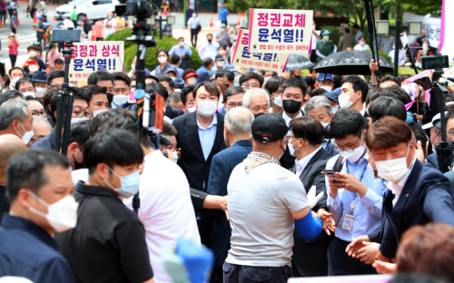 ▲대선 출마를 선언한 윤석열 전 검찰총장이 20일 오전 대구 달서구 2.28 민주의거 기념탑을 찾아 참배하는 가운데 윤 전 총장을 보러 인파가 몰려있다.  (연합뉴스)