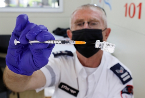 ▲이스라엘 텔아비브에서 의료 관계자가 신종 코로나바이러스 감염증(코로나19) 백신 접종을 준비하고 있다. 텔아비브/로이터연합뉴스

