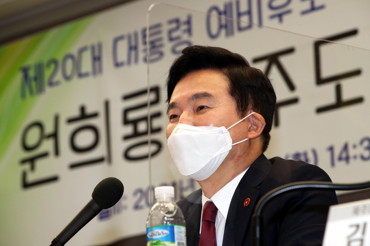 ▲국민의힘 대선 주자인 원희룡 제주도지사가 20일 오후 서울 중구 태평로 한국프레스센터에서 열린 '한국기자협회 제20대 대선 예비후보 초청 토론회'에서 인사말을 하고 있다. (국회사진취재단)