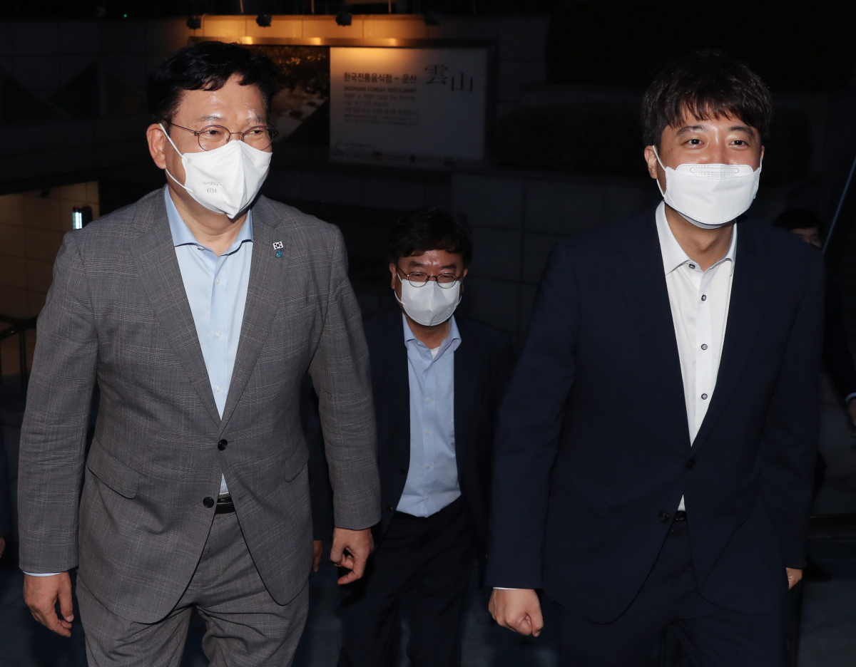 ▲12일 송영길 더불어민주당 대표와 이준석 국민의힘 대표가 서울 여의도의 한 식당에서 만찬 회동을 마친 후 식당을 나서고 있다. (연합뉴스)