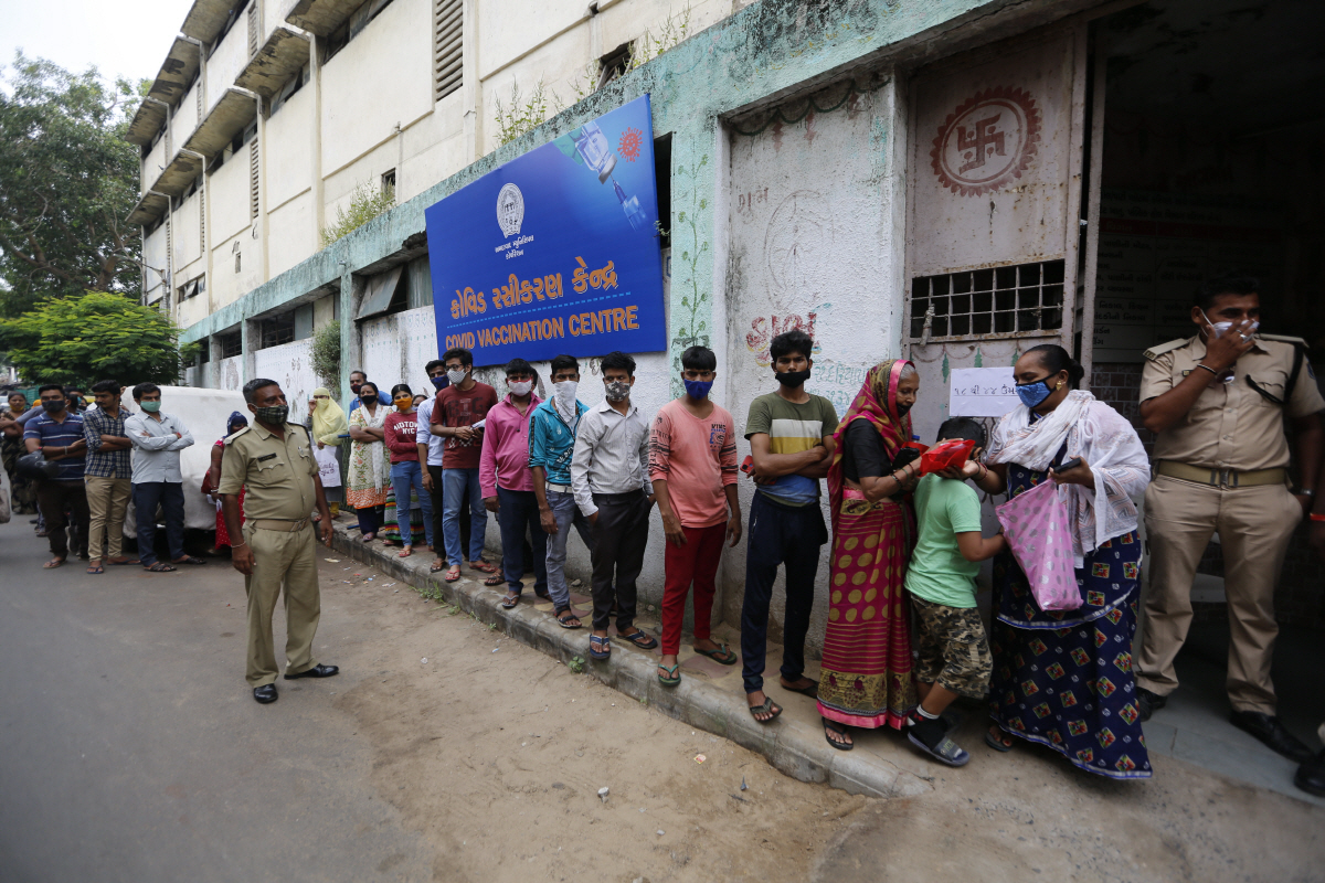 ▲16일(현지시간) 인도 서부 아마다바드의 한 백신접종소 앞에서 시민들이 신종 코로나바이러스 감염증(코로나19) 백신을 접종받기 위해 줄지어 서 있다. 아마다바드/AP연합뉴스
