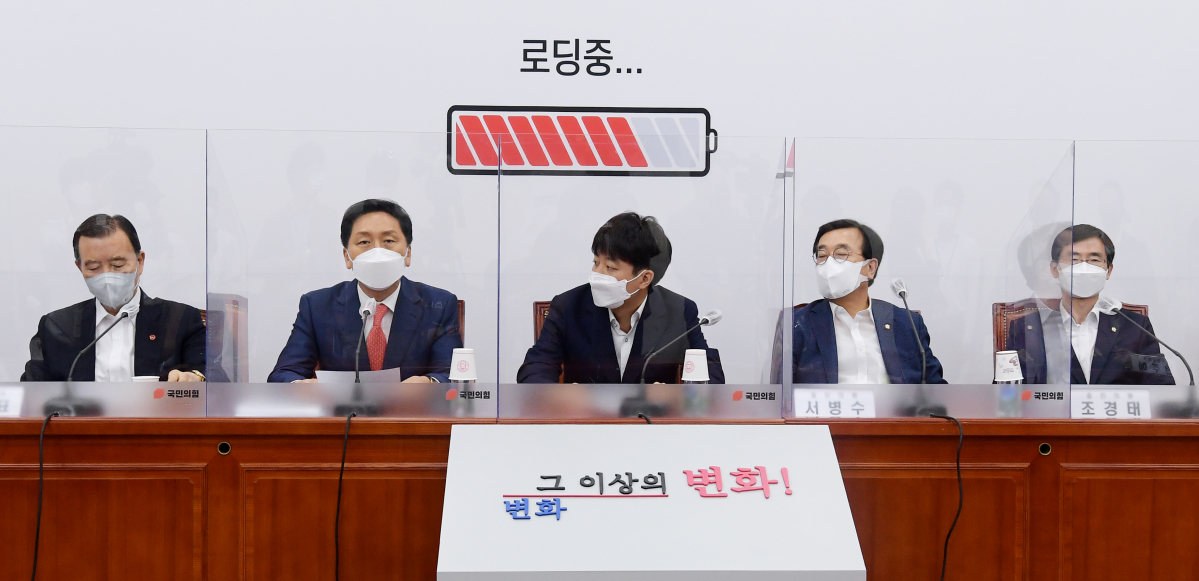 ▲이준석 국민의힘 대표(가운데)와 중진 의원들이 21일 오전 서울 여의도 국회에서 열린 당 대표-중진의원 연석회의에서 김기현 원내대표(왼쪽두번째) 발언을 듣고 있다. 왼쪽부터 홍문표 의원, 김 원내대표, 이 대표, 서병수 경선준비위원장, 조경태 의원. (연합뉴스)