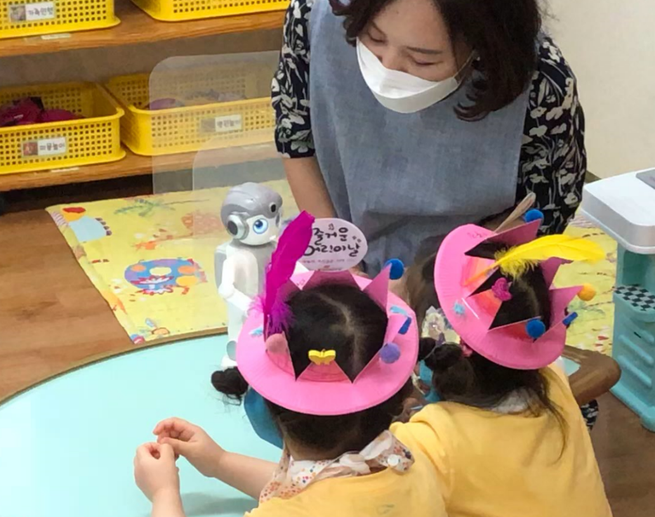 ▲서울시 한 어린이집에서 인공지능 로봇을 활용해 수업을 하고 있다. (사진제공=서울시)