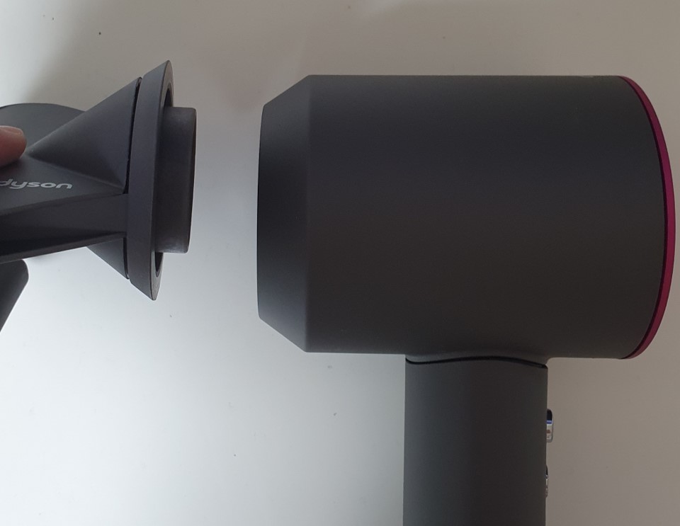 ▲플라이어웨이 노즐은 다이슨 헤어드라이어 제품인 '슈퍼소닉' 끝부분에 끼워 사용한다. 기본적인 드라이 기능으로 머리를 말린 뒤, 이 도구를 끼워 머리에 갖다 대면 잔머리가 정리된다. (노우리 기자 @we1228)