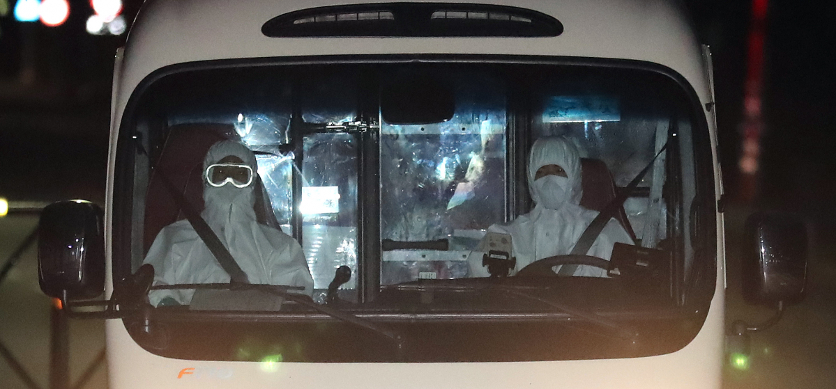 ▲해외 파병 중 신종 코로나바이러스 감염증에 집단감염돼 귀국한 청해부대 제34진 장병들이 탑승한 버스가 20일 밤 대전시 유성구 국군대전병원에 도착하고 있다. (뉴시스)