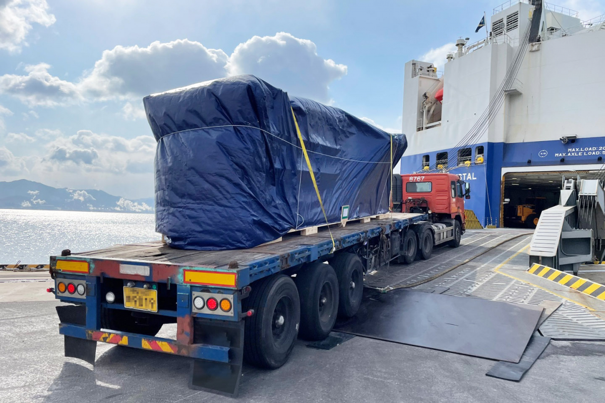 ▲현대글로비스의 자동차 운반선에 발전 설비인 열교환기가 선적되고 있다.  (사진제공=현대글로비스)