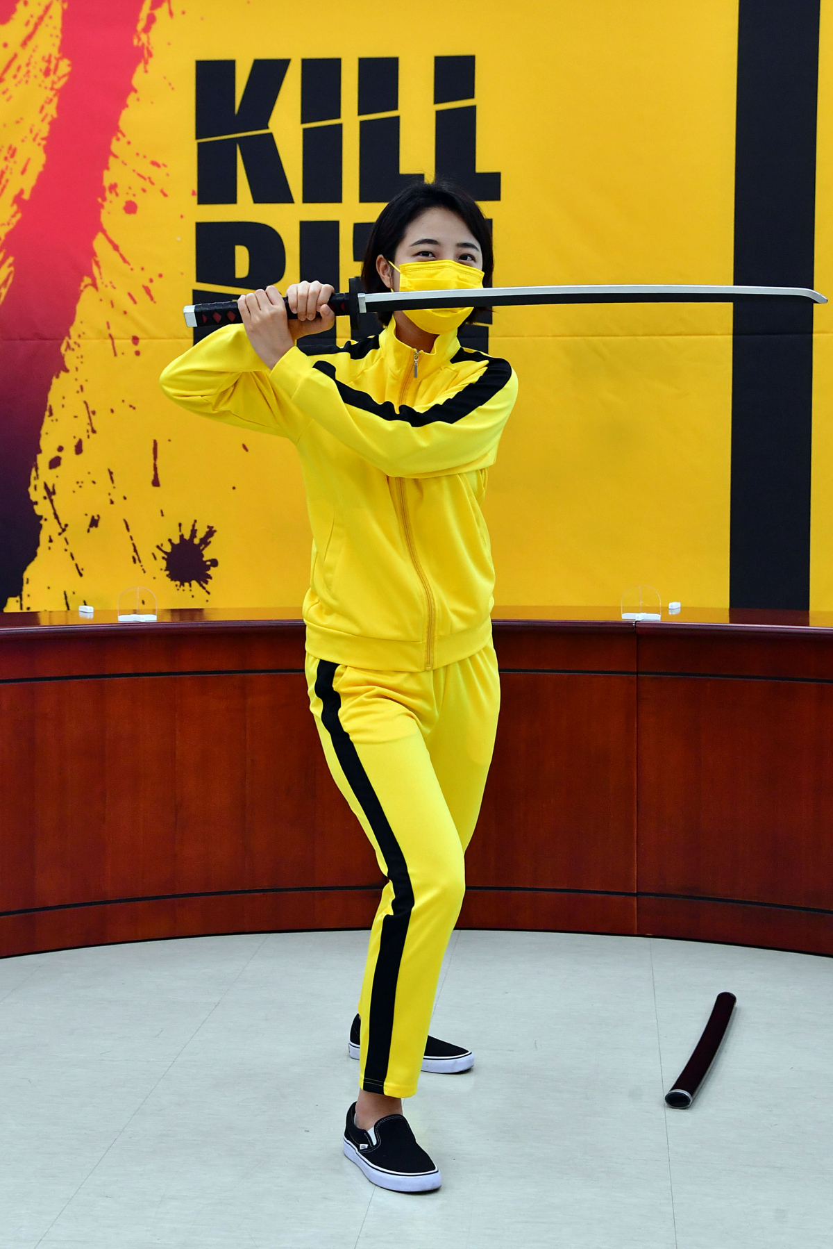 ▲21일 서울 여의도 국회에서 열린 청년정의당 채용비리신고센터 ‘킬비리’ 설립 기자회견에서 센터장을 맡은 류호정 정의당 의원이 채용비리 척결을 의미하는 집행검을 들고 포즈를 취하고 있다. (공동취재사진단)