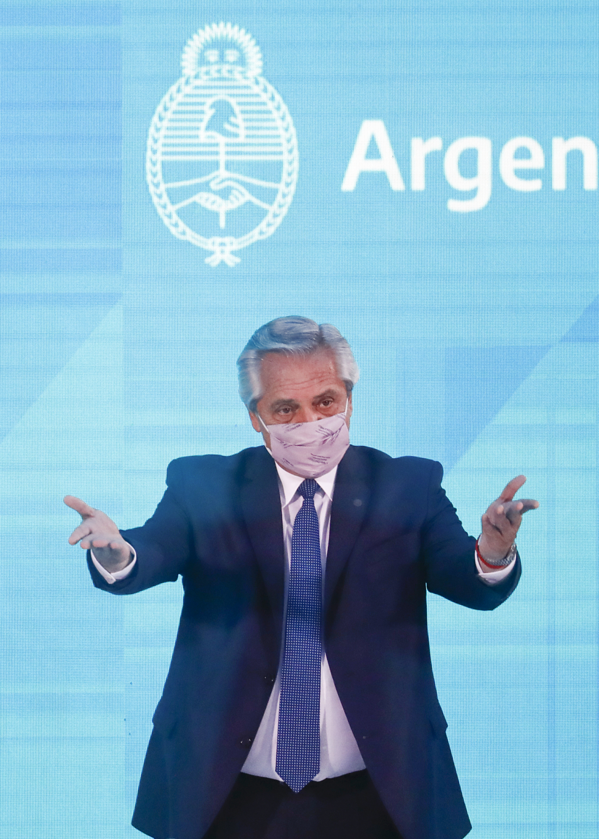 ▲알베르토 페르난데스 아르헨티나 대통령이 1월 14일(현지시간) 부에노스아이레스에 있는 정부청사에서 최근 승인된 낙태권리법안에 서명하는 행사에 참석해 참석자들에게 인사하고 있다. 페르난데스 대통령은 "내 공약이 실현돼 기쁘다"라면서 "여성 대부분이 불평등의 희생자며 불평등한 사회에 사는 한 누구도 평화로움을 느낄 수 없다"라고 말했다 (뉴시스)