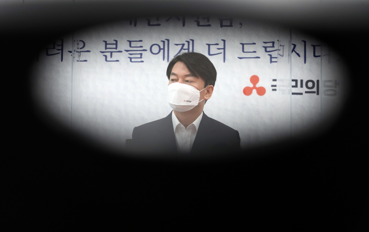 ▲안철수 국민의당 대표가 22일 오전 국회에서 열린 최고위원회의에서 참석자 발언을 듣고 있다. (연합뉴스)