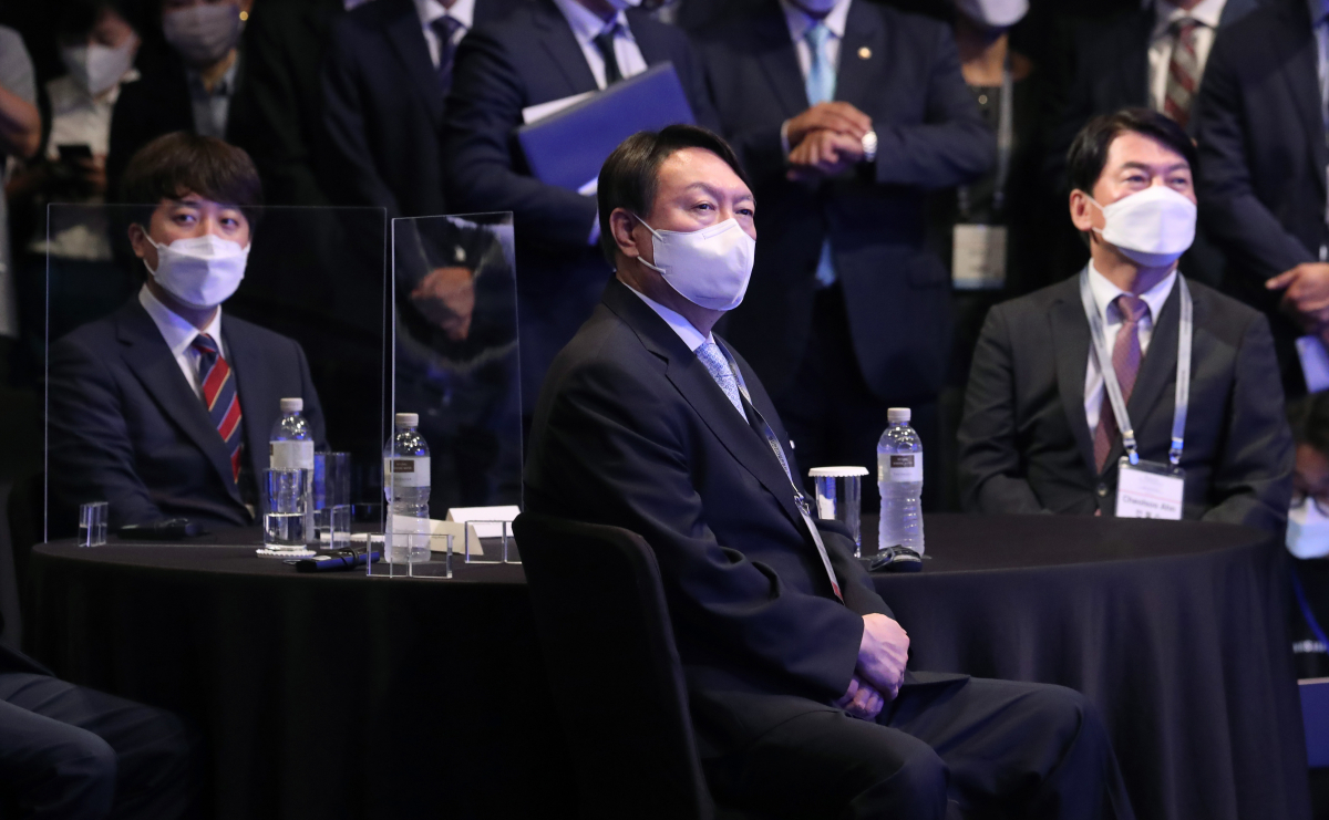 ▲지난달 30일 조선일보 주최로 서울 신라호텔에서 열린 아시안리더십콘퍼런스에서 대선출마를 선언한 윤석열 전 검찰총장과 국민의힘 이준석 대표, 국민의당 안철수 대표가 김부겸 국무총리의 축사를 경청하고 있다. (국회사진취재단)