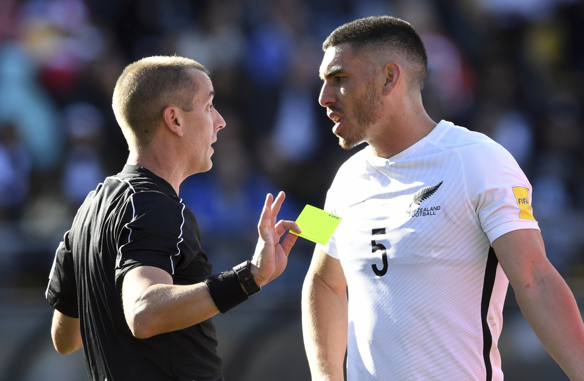 ▲마이클 박스올이 2017년 11월 페루와의 월드컵 예선 경기 중 심판의 판정에 항의하고 있다. (뉴시스)