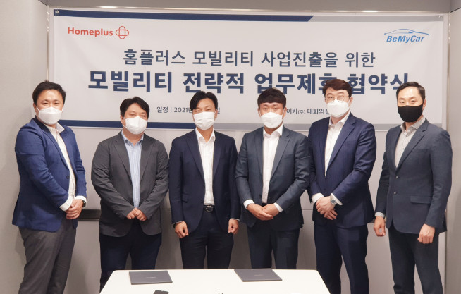 ▲(왼쪽부터) 전강일 홈플러스 차장, 조수현 홈플러스 팀장, 김형권 홈플러스 본부장, 한광수 비마이카 부사장, 이상협 비마이카 이사, 모재용 비마이카 이사