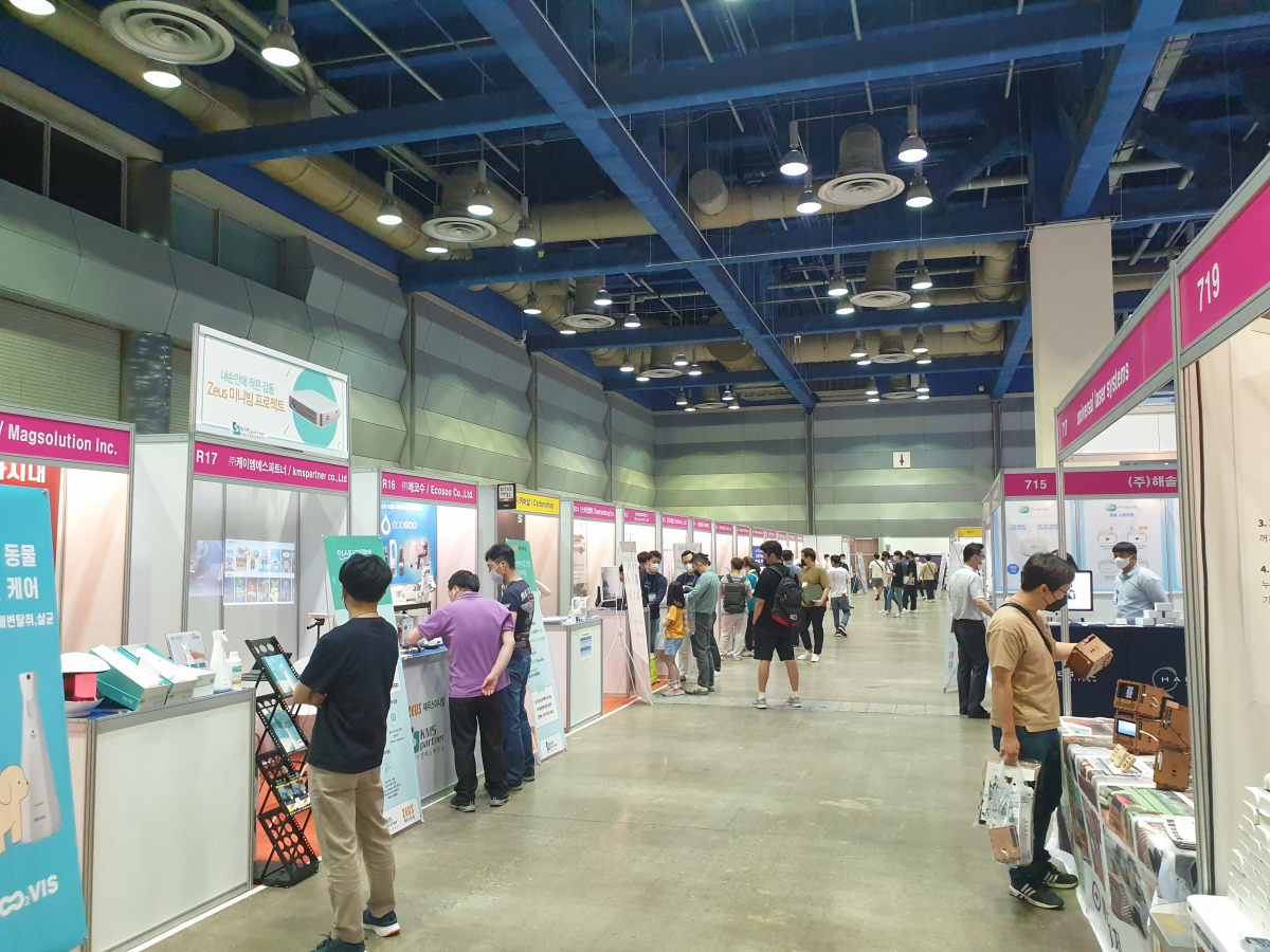 ▲22일 서울 강남구 코엑스에서 열린 '2021 스마트 디바이스 쇼 x 소형가전쇼'를 찾은 관람객들이 전시를 둘러보고 있다. (심민규 기자 wildboar@)