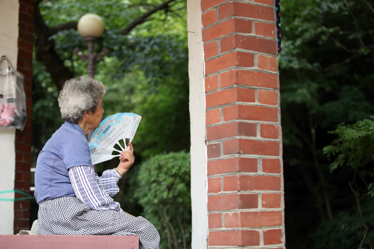▲1일 오후 서울 삼청공원에서 백신 접종을 완료한 한 어르신이 마스크를 벗고 휴식을 취하고 있다. (연합뉴스)
