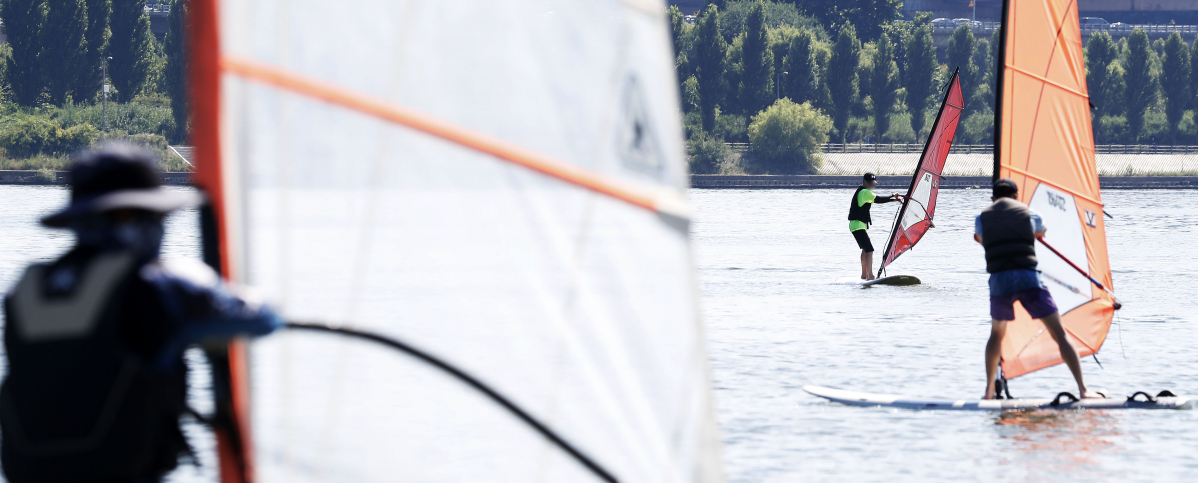 ▲절기상 가장 덥다는 대서(大暑)인 22일 서울 광진구 뚝섬한강공원을 찾은 시민들이 윈드서핑을 즐기며 더위를 식히고 있다. (뉴시스)