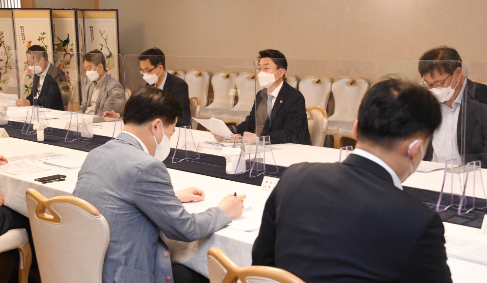 ▲이억원 기획재정부 1차관이 7월 23일 서울 광화문 정부서울청사에서 열린 '제25차 혁신성장 전략점검회의 겸 코로나 정책점검회의 겸 한국판뉴딜 점검 TF 겸 제19차 물가관계차관회의'에서 모두발언을 하고 있다. (사진제공=기획재정부)