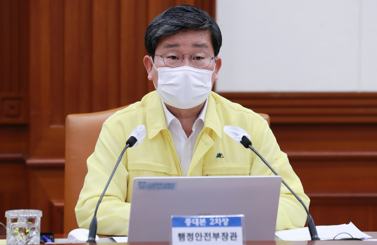 ▲중앙재난안전대책본부(중대본) 2차장인 전해철 행정안전부 장관이 23일 오전 서울 세종대로 정부서울청사에서 열린 신종 코로나바이러스 감염증(코로나19) 중대본 회의에 참석해 발언하고 있다. (연합뉴스)