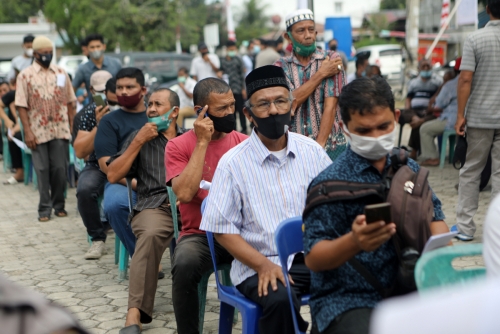 ▲인도네시아에서 사람들이 15일(현지시간) 신종 코로나바이러스 감염증(코로나19) 백신 접종을 위해 기다리고 있다. 반다아체/EPA연합뉴스
