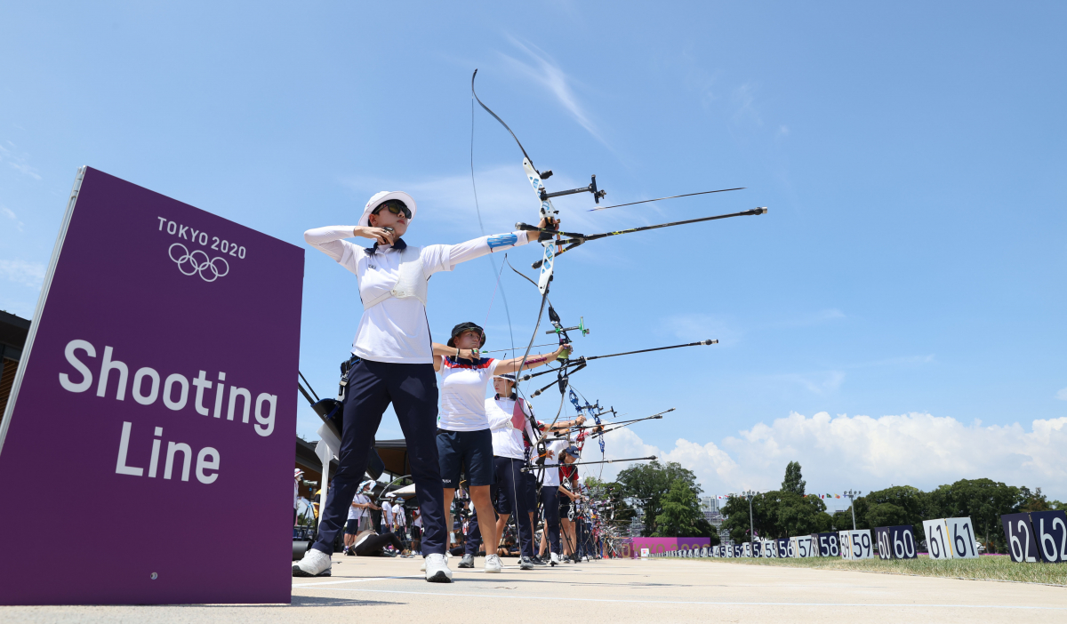 ▲대한민국 양궁 여자 국가대표 안산(맨 앞)이 23일 일본 유메노시마 양궁 경기장에서 열린 도쿄올림픽 개인전 랭킹라운드에 참가해 활 시위를 당기고 있다. (연합뉴스)